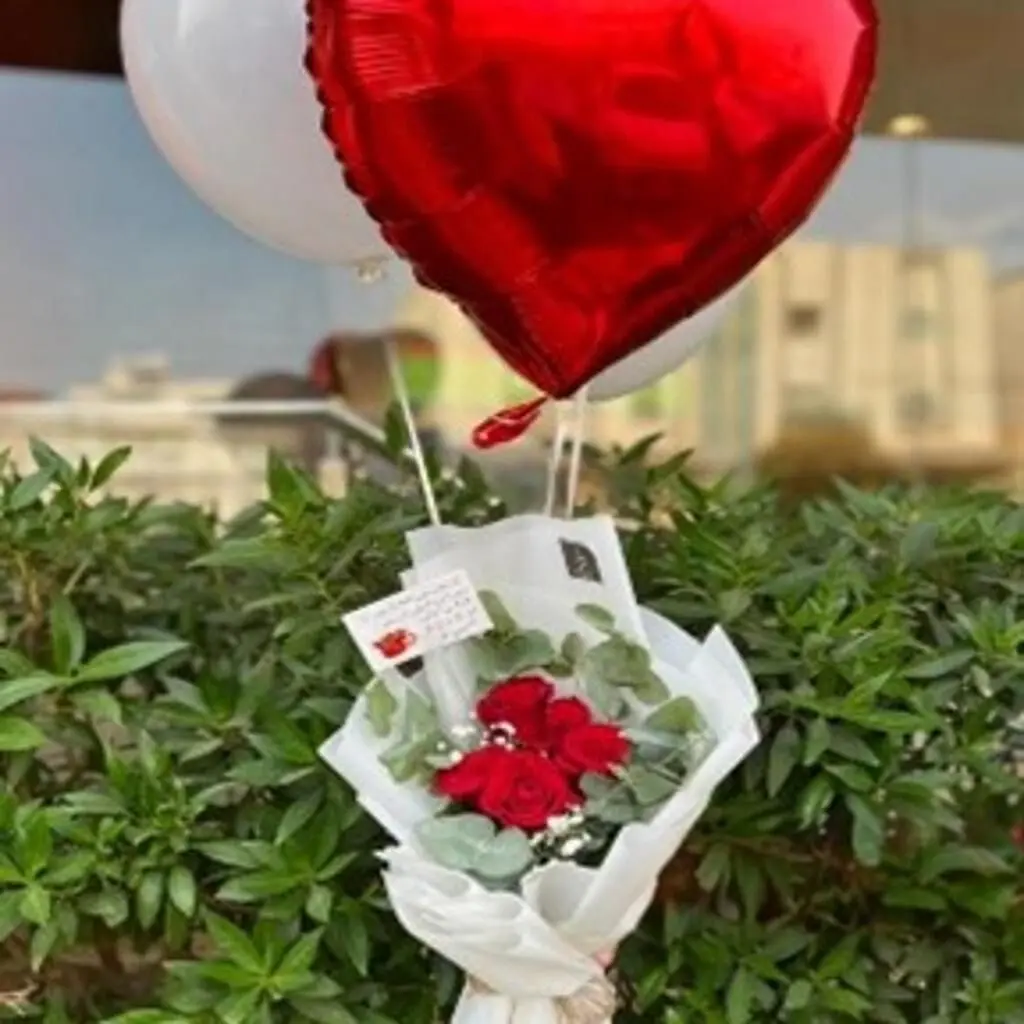 باقة قطعة من القلب مع بالونات